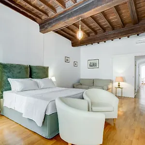 https://domus-santangelo.it-romehotels.com